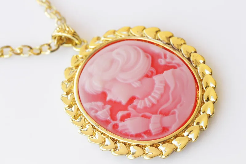 CAMEO NECKLACE