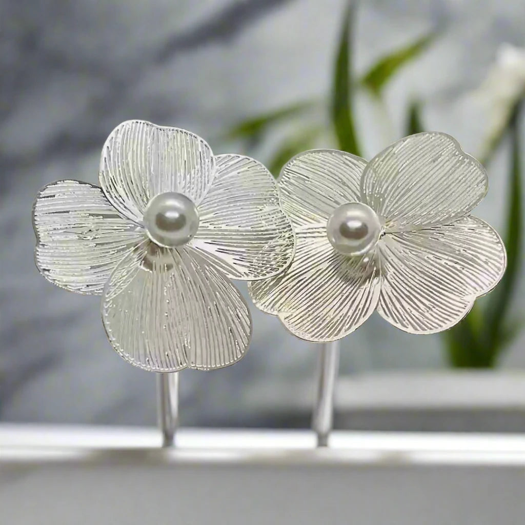 Simple Floral Earring by LeDeSaRa